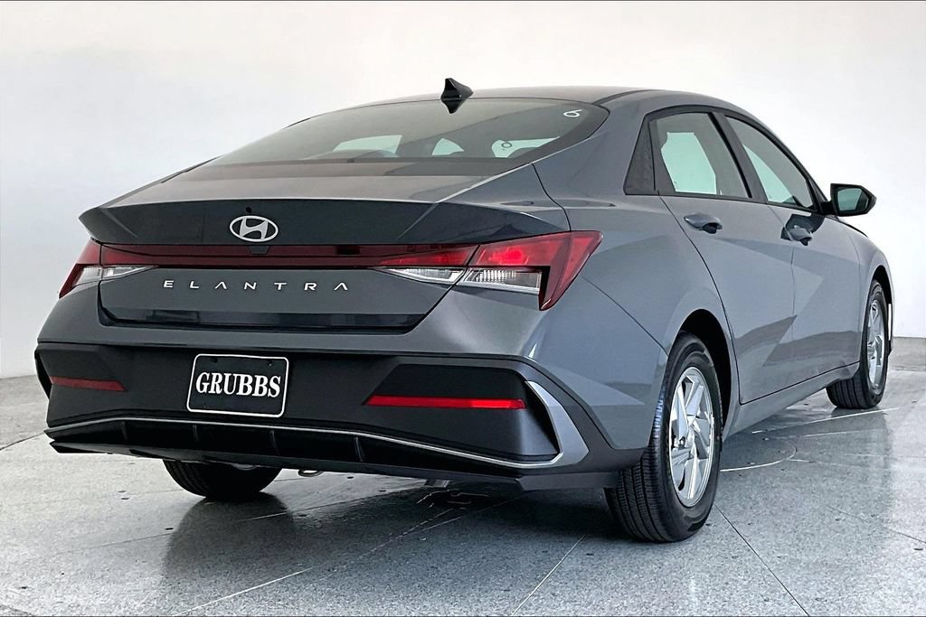 Used 2026 Hyundai Elantra SE FWD image 2