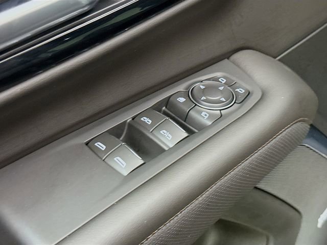 Used 2025 Chevrolet Suburban High Country AWD/4WD image 20