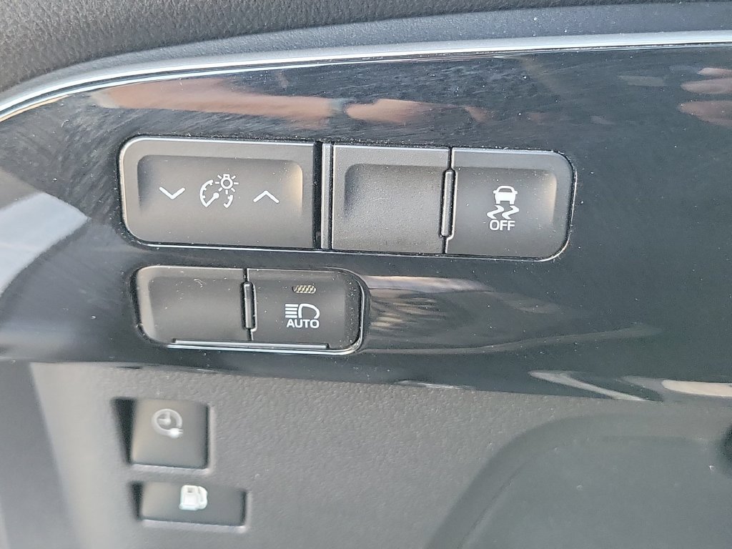 Used 2021 Toyota Prius Prime LE w/ Carpet Mat Package (TMS) FWD image 17