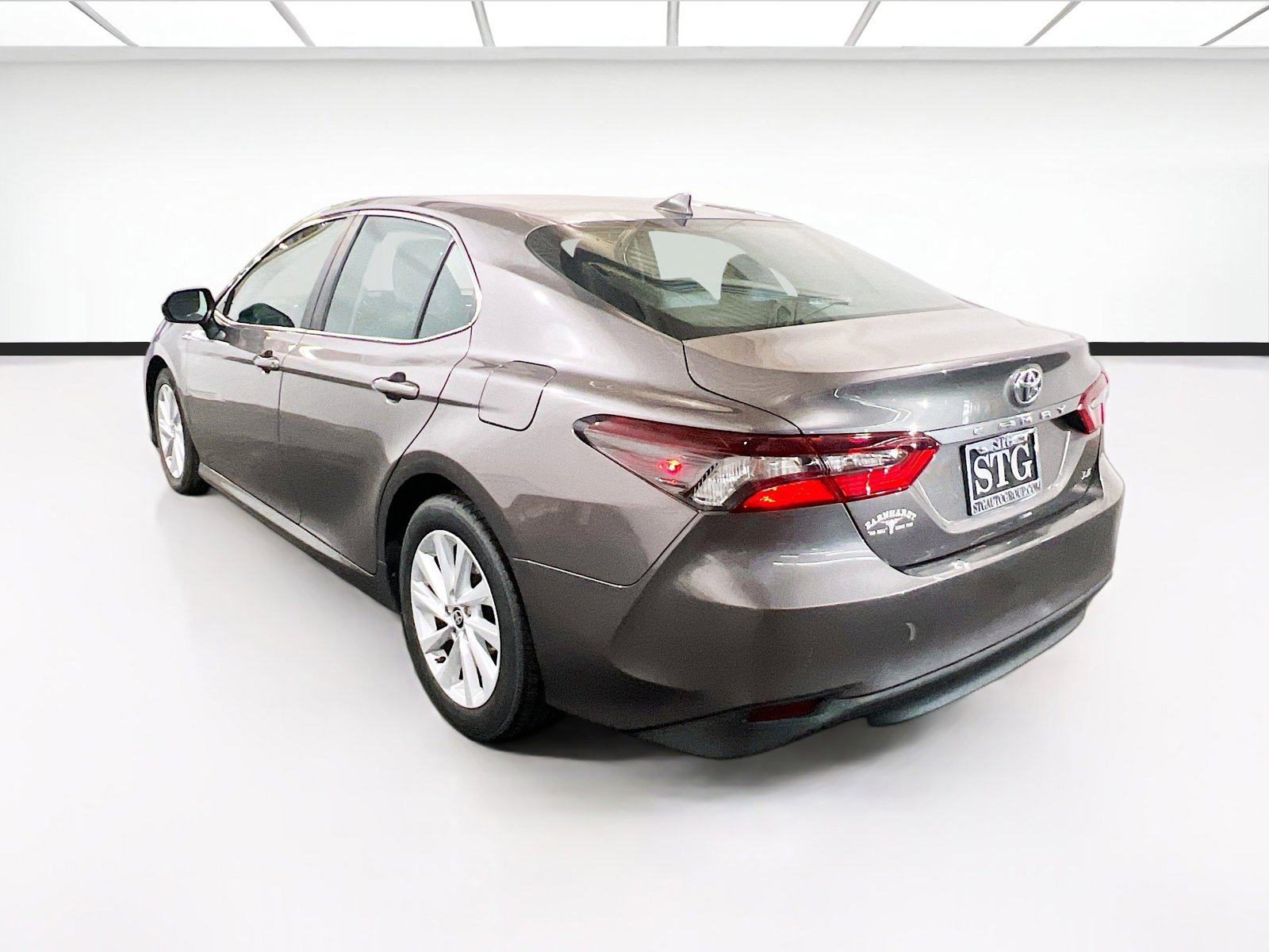 Used 2021 Toyota Camry LE FWD image 6