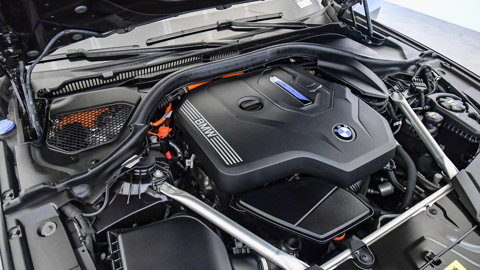 Certified 2023 BMW 530e w/ Premium Package image 28