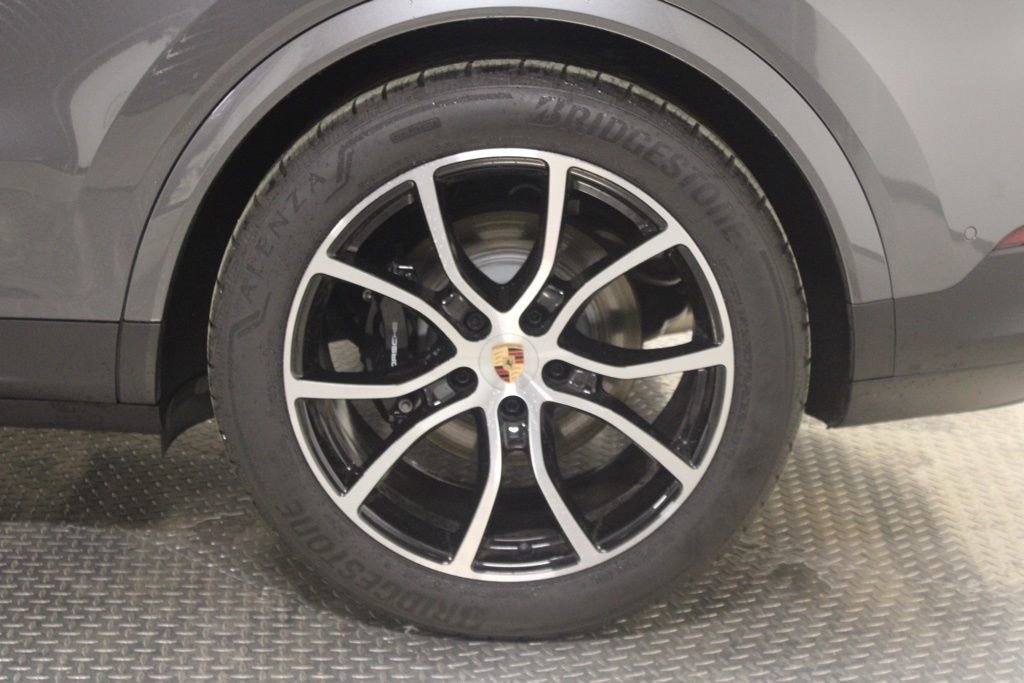 Certified 2025 Porsche Cayenne Coupe image 3