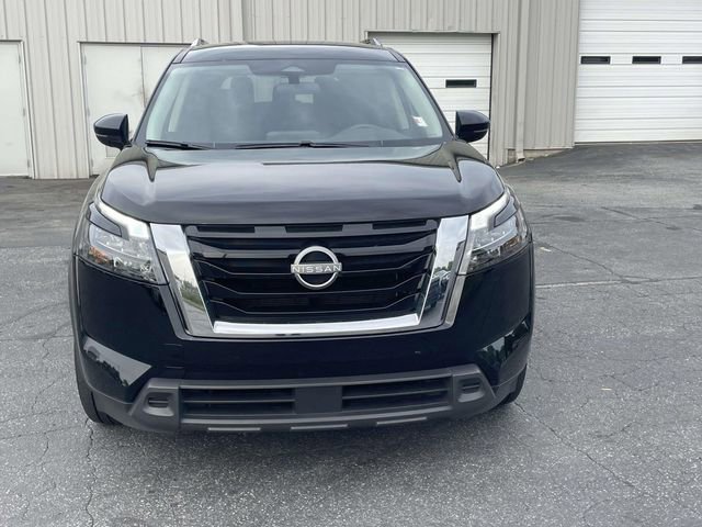 Used 2025 Nissan Pathfinder SV image 2