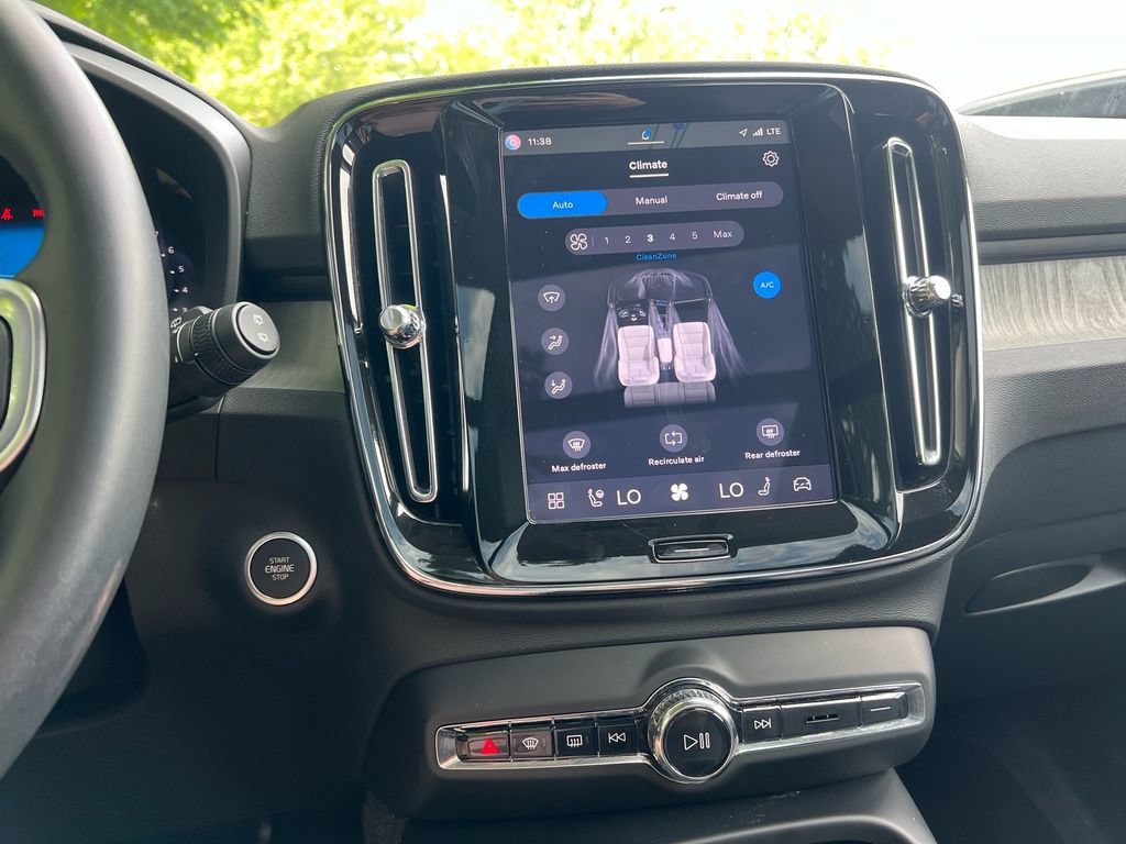 Certified 2025 Volvo XC40 B5 Core AWD/4WD image 17