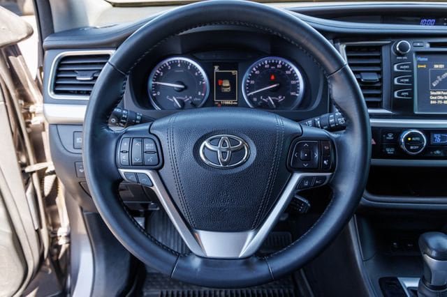 Used 2017 Toyota Highlander XLE w/ Protection Package #3 AWD/4WD image 18