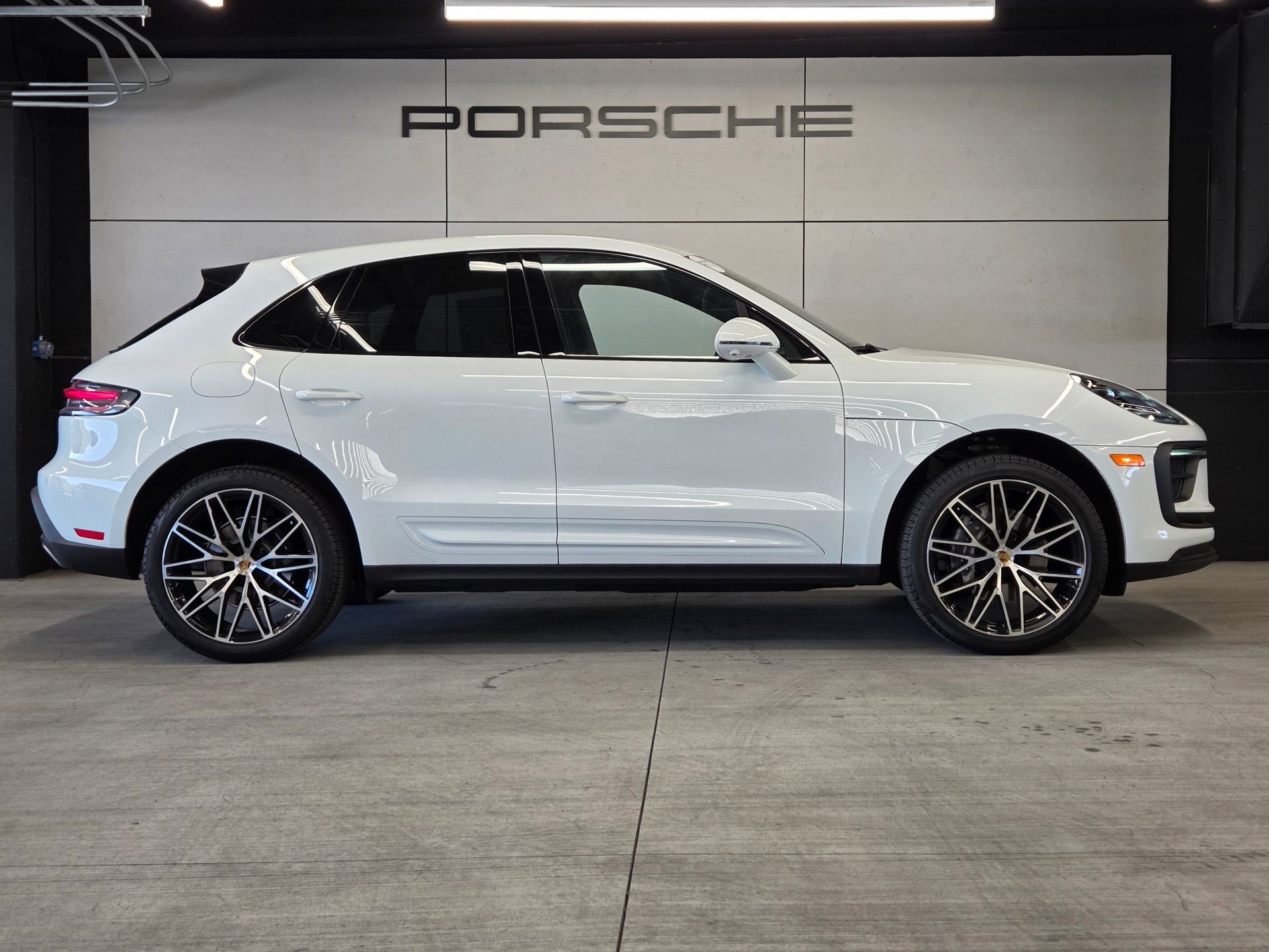 Certified 2026 Porsche Macan AWD/4WD image 27