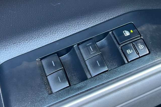 Used 2021 Toyota Highlander LE FWD image 12