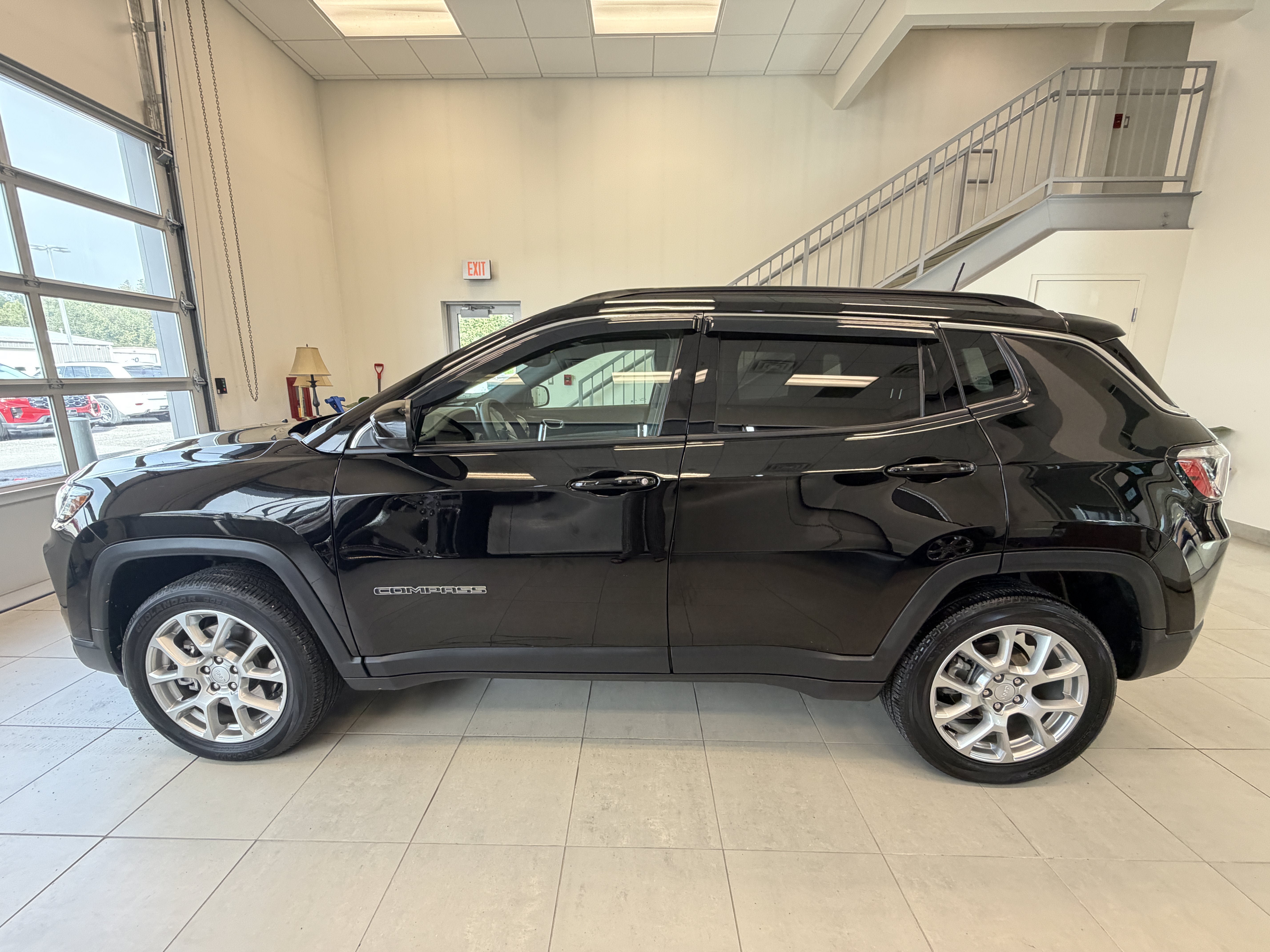 Used 2024 Jeep Compass Latitude AWD/4WD image 5