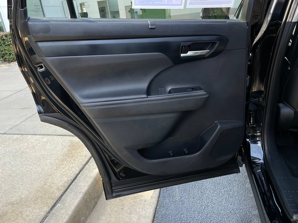 Used 2020 Toyota Highlander XLE FWD image 38