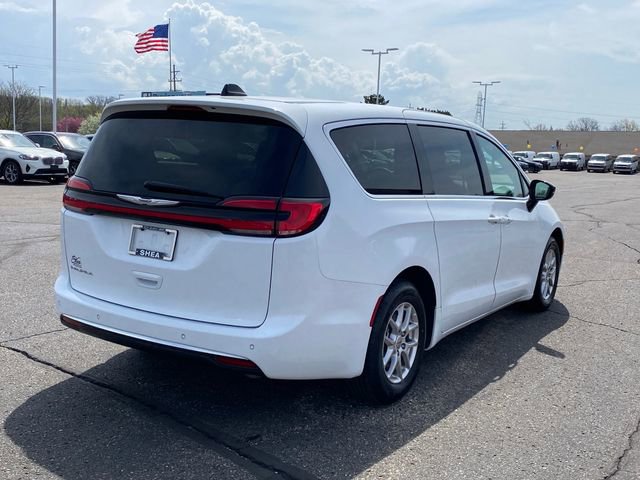 Used 2024 Chrysler Pacifica Touring-L FWD image 3