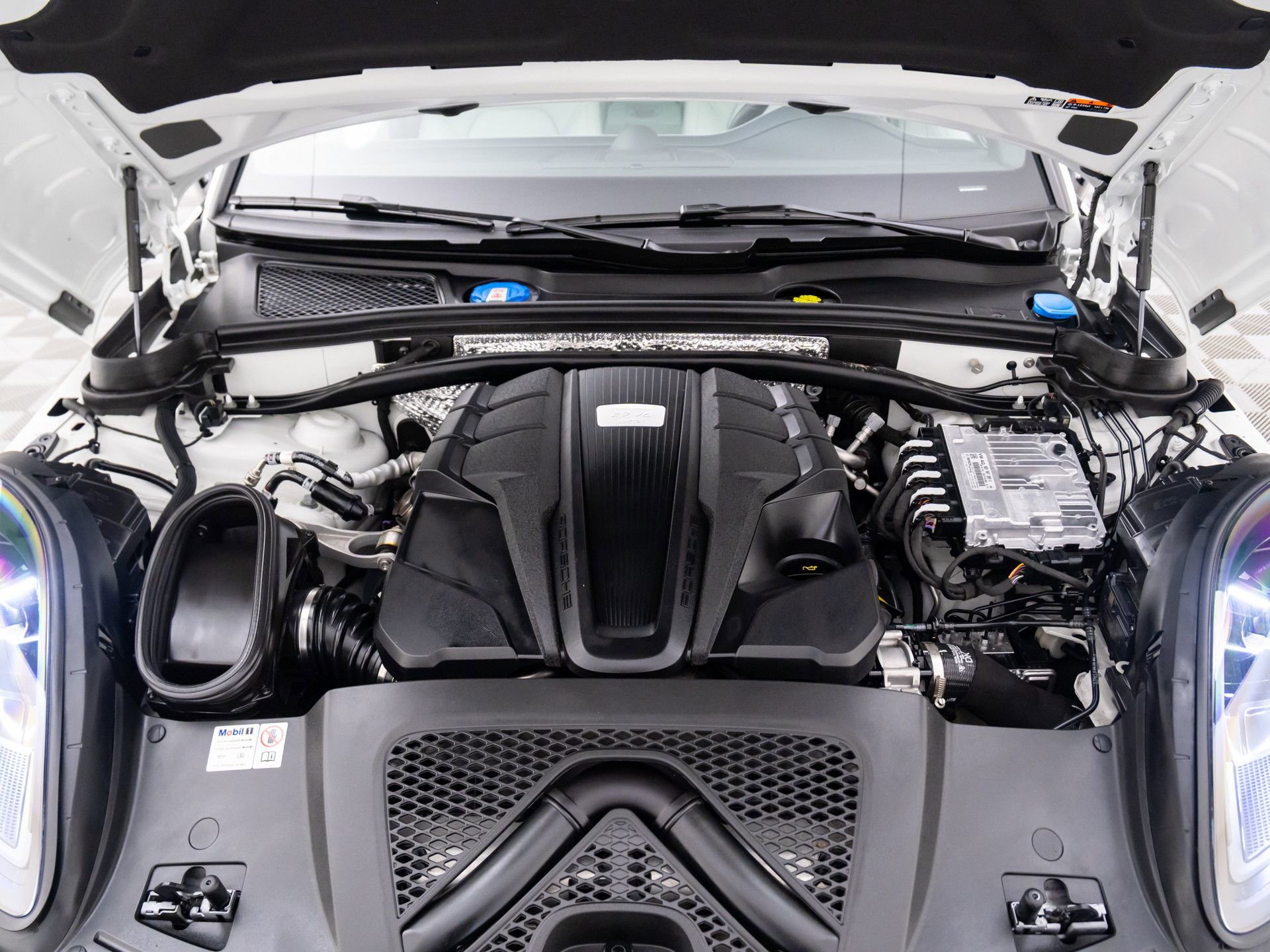 Certified 2024 Porsche Macan GTS image 30