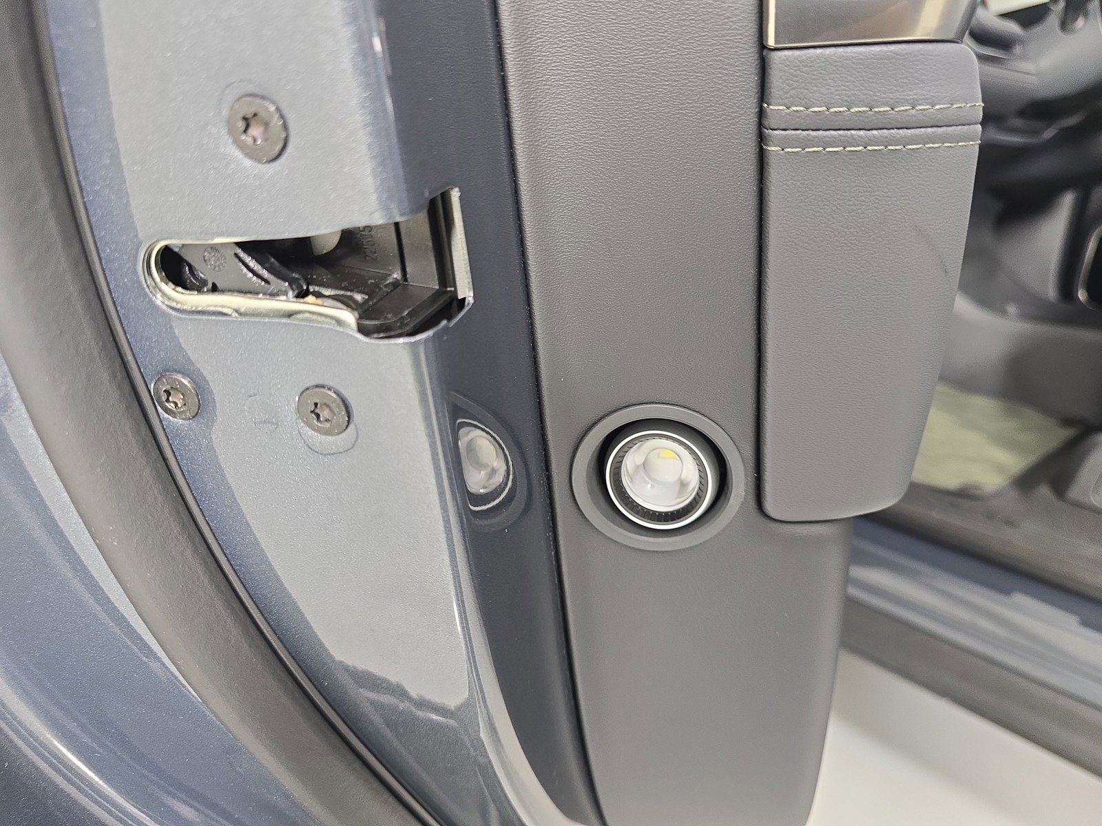 Used 2023 Rivian R1S Adventure image 32