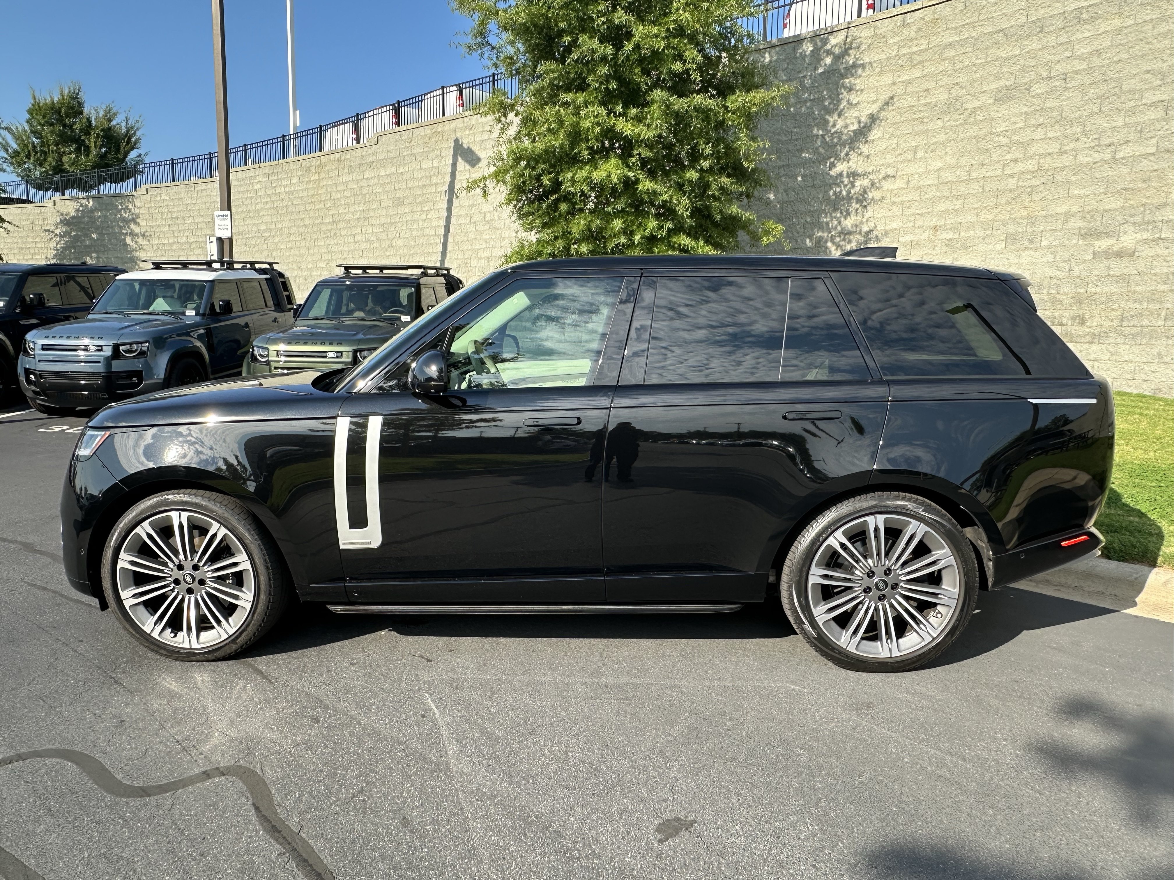 Certified 2024 Land Rover Range Rover Autobiography AWD/4WD image 2