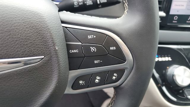 Certified 2024 Chrysler Pacifica Touring-L image 11