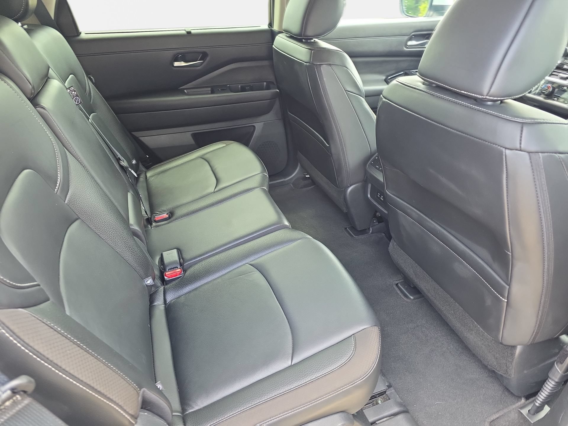 Used 2025 Nissan Pathfinder SL FWD image 11