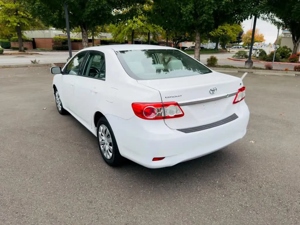 Used 2013 Toyota Corolla LE FWD image 3