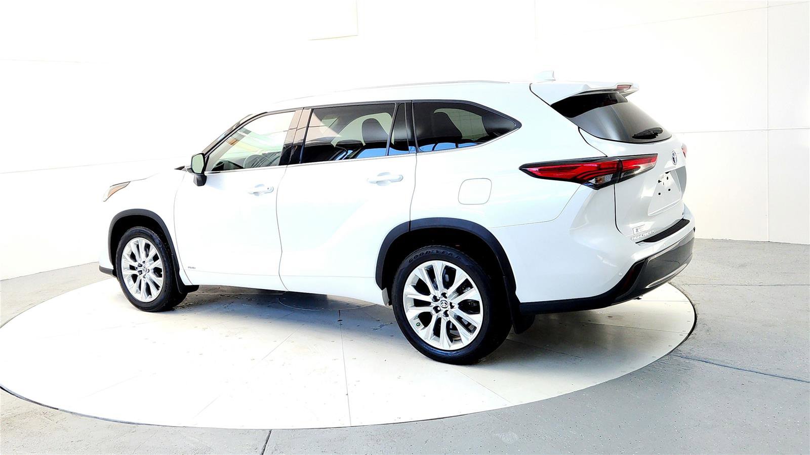 Certified 2022 Toyota Highlander Limited image 4