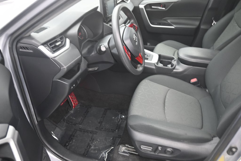 Used 2021 Toyota RAV4 XLE w/ Convenience Package FWD image 10