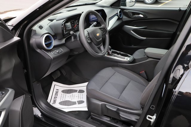 Used 2025 Chevrolet Trax LS image 9