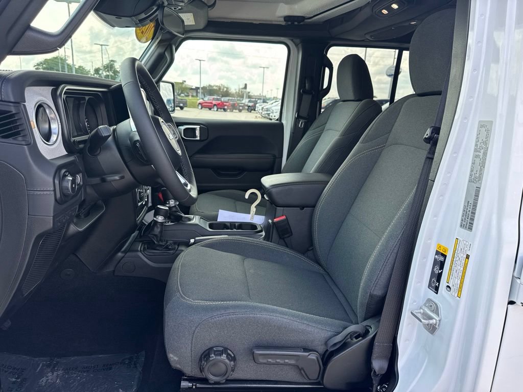 Used 2026 Jeep Wrangler Unlimited Sahara AWD/4WD image 4