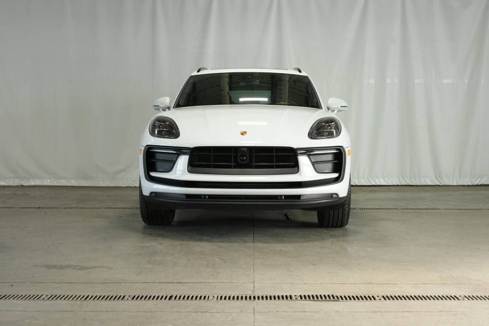 Certified 2025 Porsche Macan AWD/4WD image 10