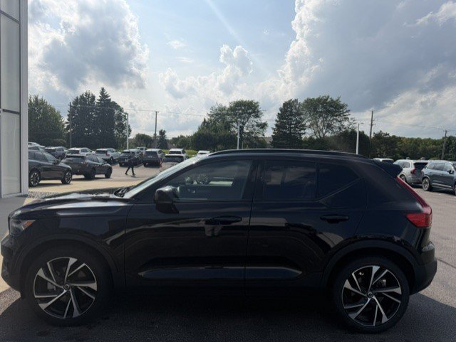 Used 2021 Volvo XC40 T5 R-Design w/ Climate Package AWD/4WD image 4
