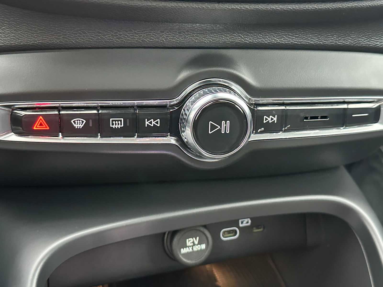Used 2025 Volvo XC40 B5 Plus w/ Climate Package image 29