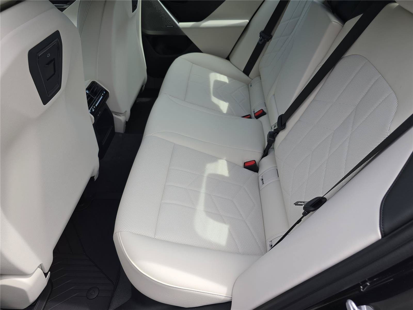 New 2027 BMW i5 xDrive40 AWD/4WD image 15