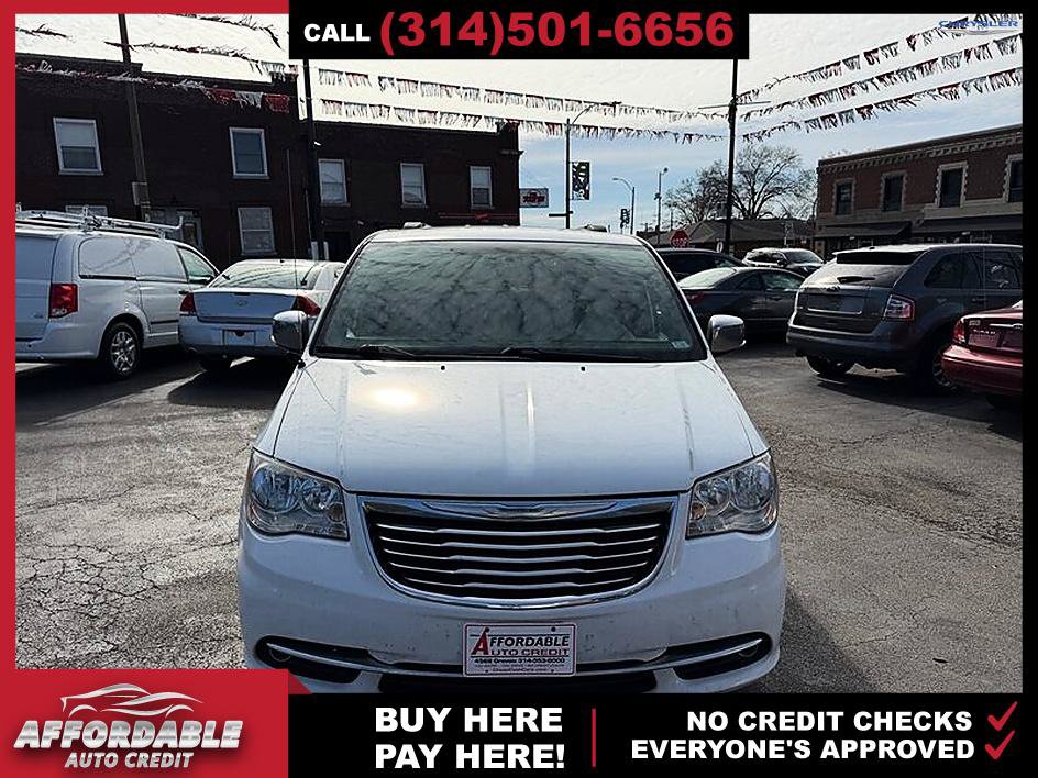 Used 2015 Chrysler Town & Country Touring-L FWD image 9
