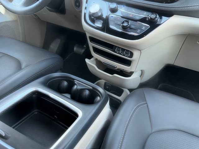 Used 2023 Chrysler Pacifica Touring-L FWD image 11