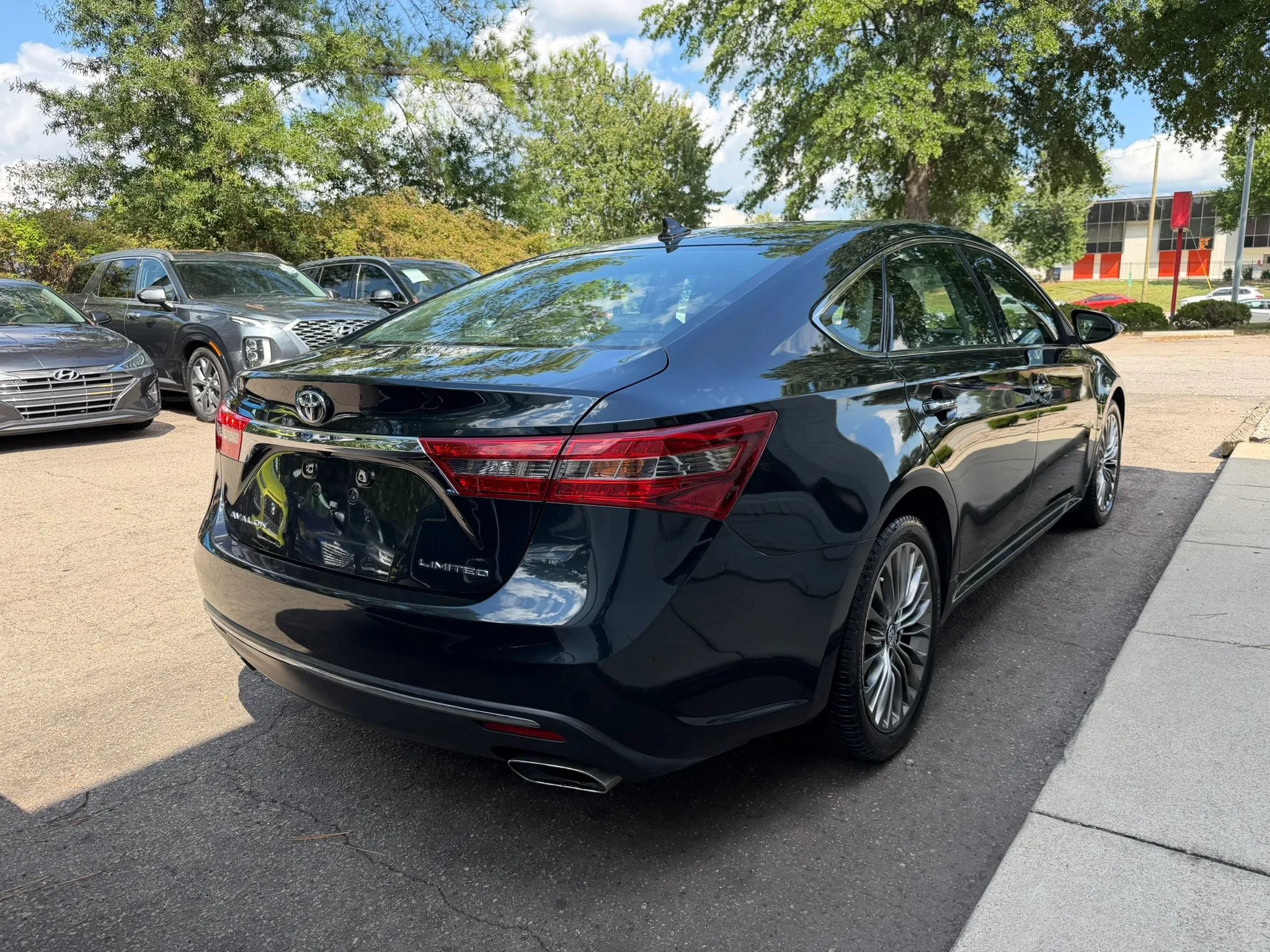 Used 2016 Toyota Avalon Limited w/ Toyota Safety Sense Package FWD image 5