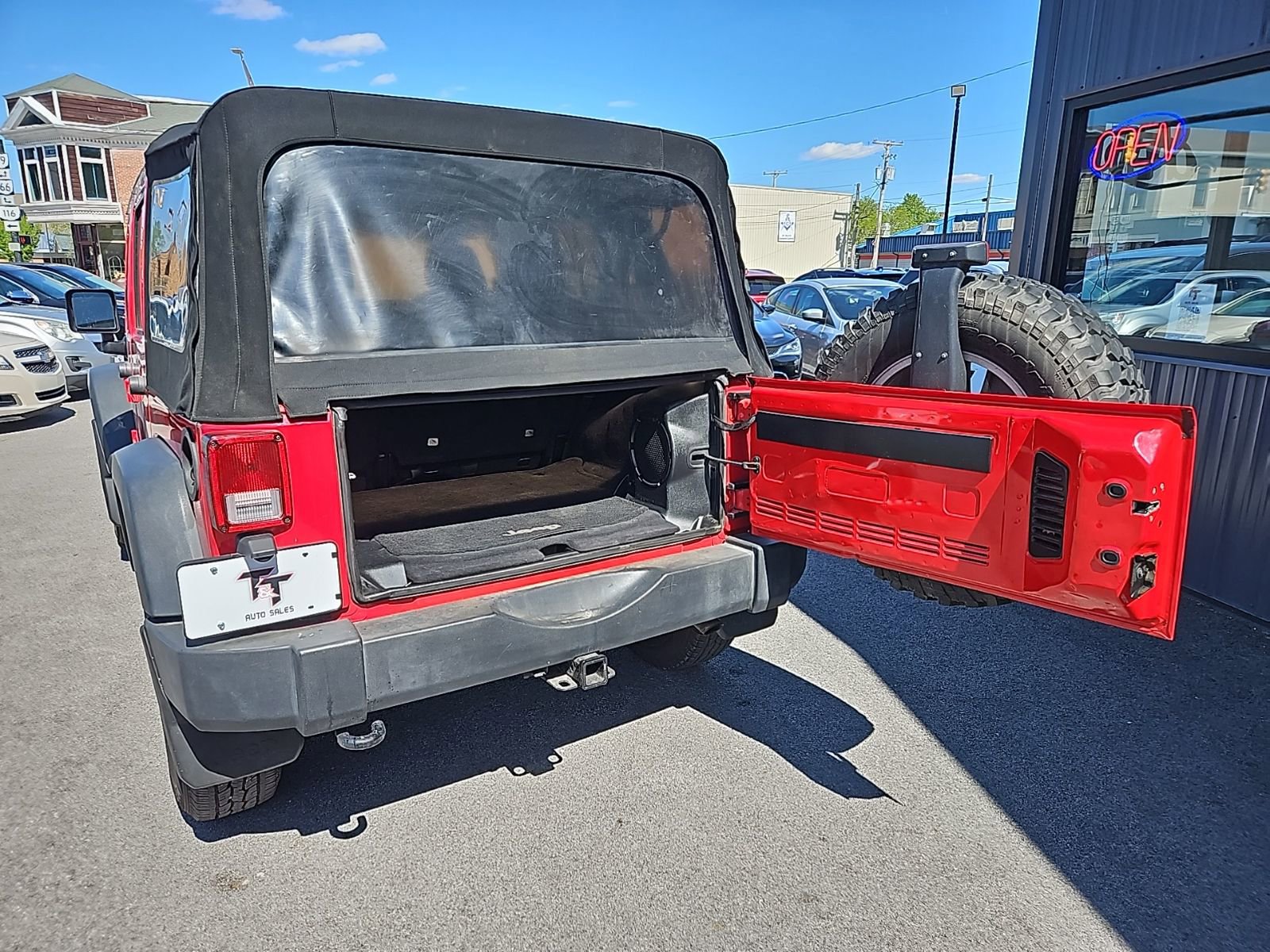 Used 2014 Jeep Wrangler Unlimited Rubicon w/ Connectivity Group AWD/4WD image 18