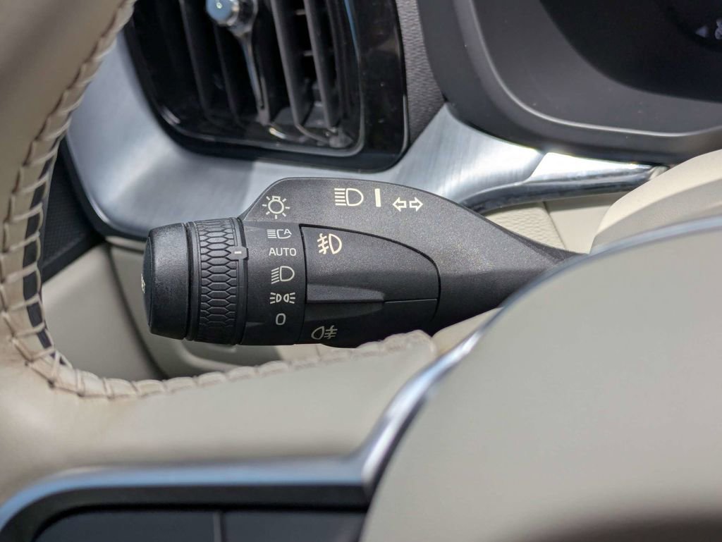 Used 2020 Volvo XC60 T5 Momentum FWD image 36