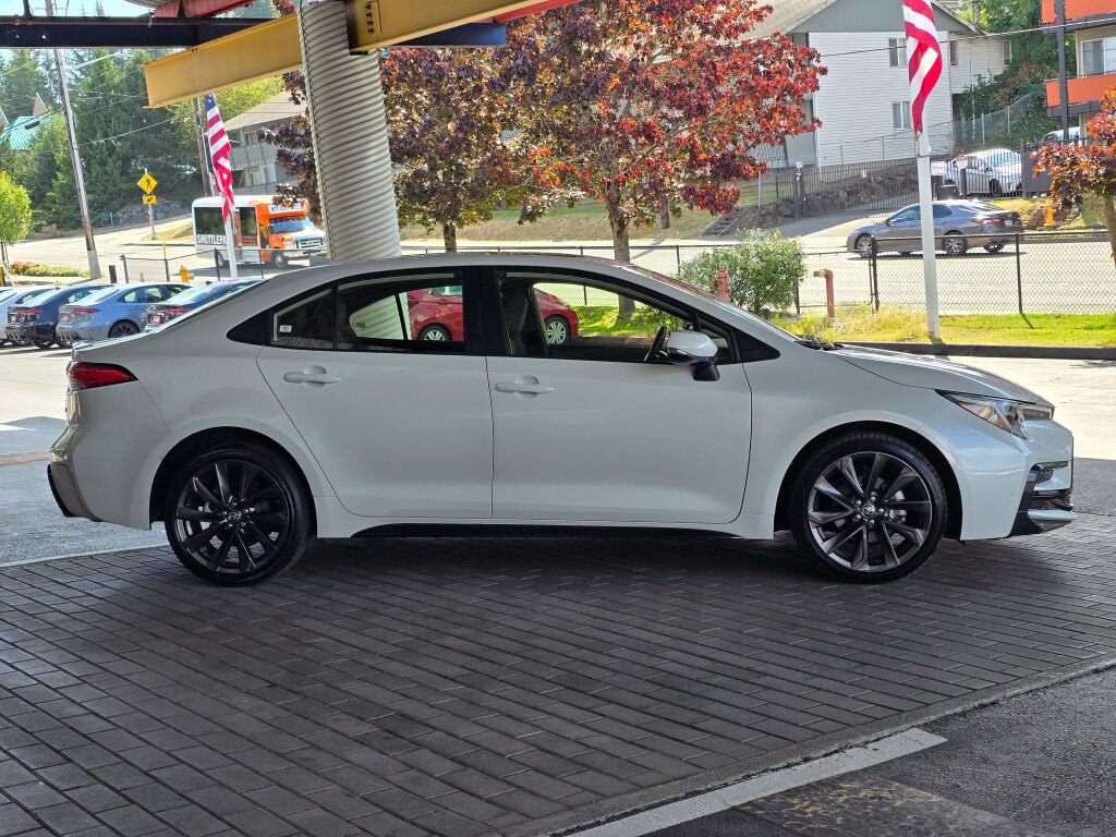 Used 2024 Toyota Corolla SE w/ SE Package FWD image 4