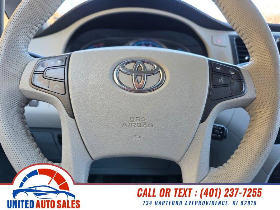 Used 2013 Toyota Sienna XLE w/ Entertainment Pkg image 23
