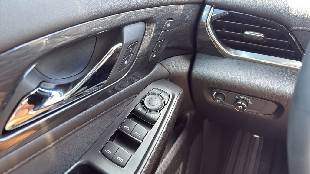 Used 2023 Chevrolet Traverse High Country FWD image 20
