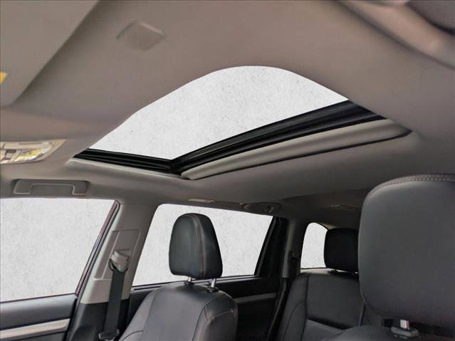 Used 2019 Toyota Highlander XLE FWD image 17