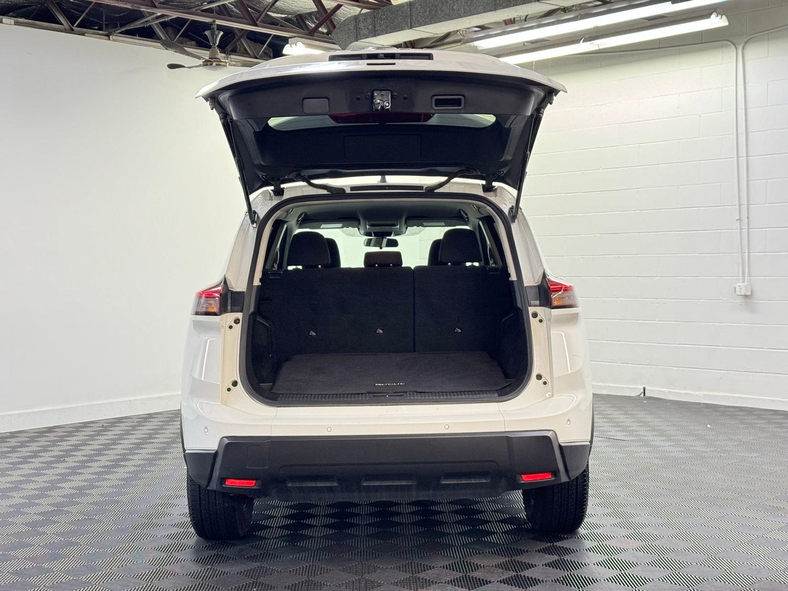 Used 2024 Nissan Rogue S image 27