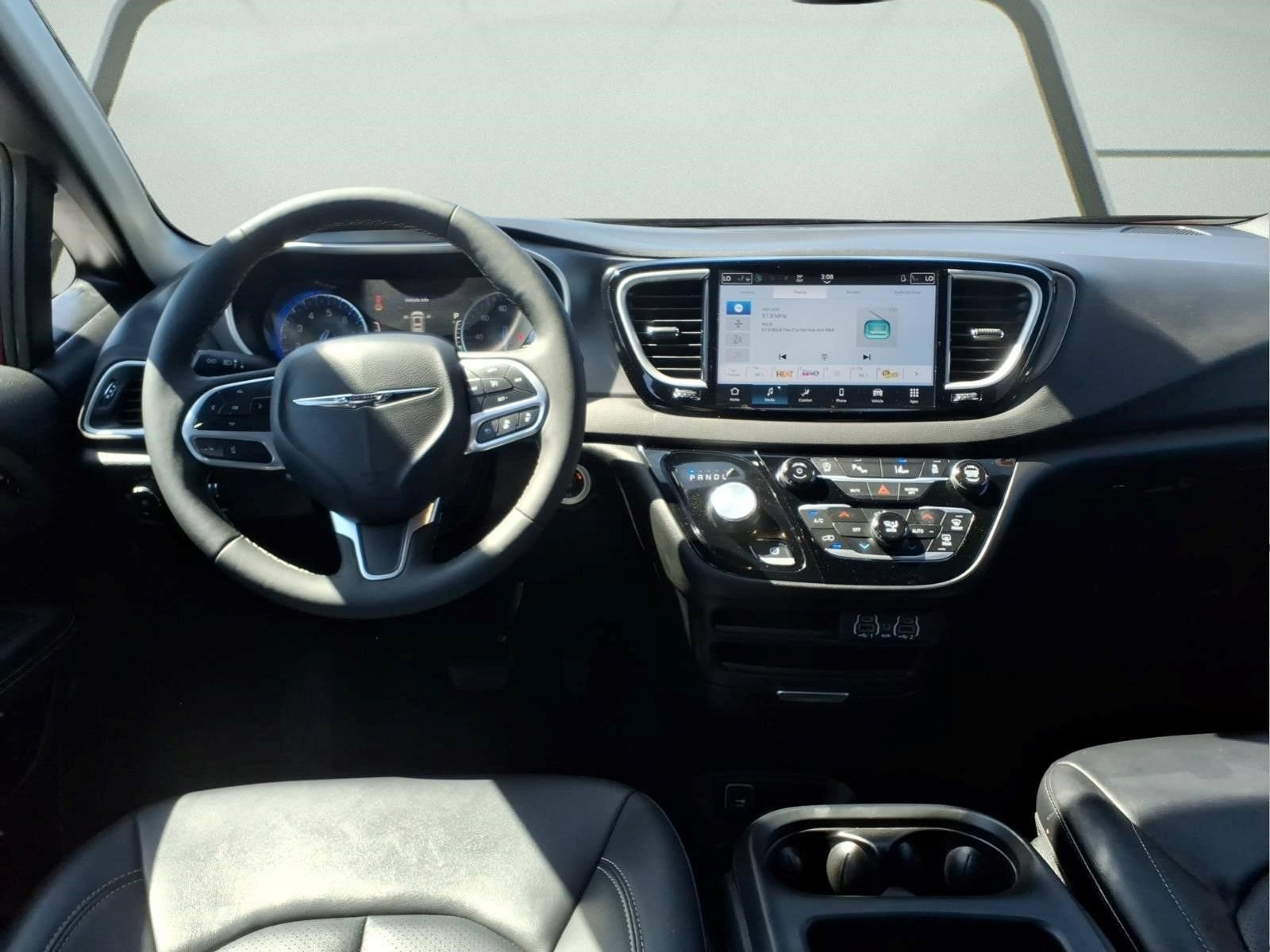 Used 2025 Chrysler Pacifica Select FWD image 10