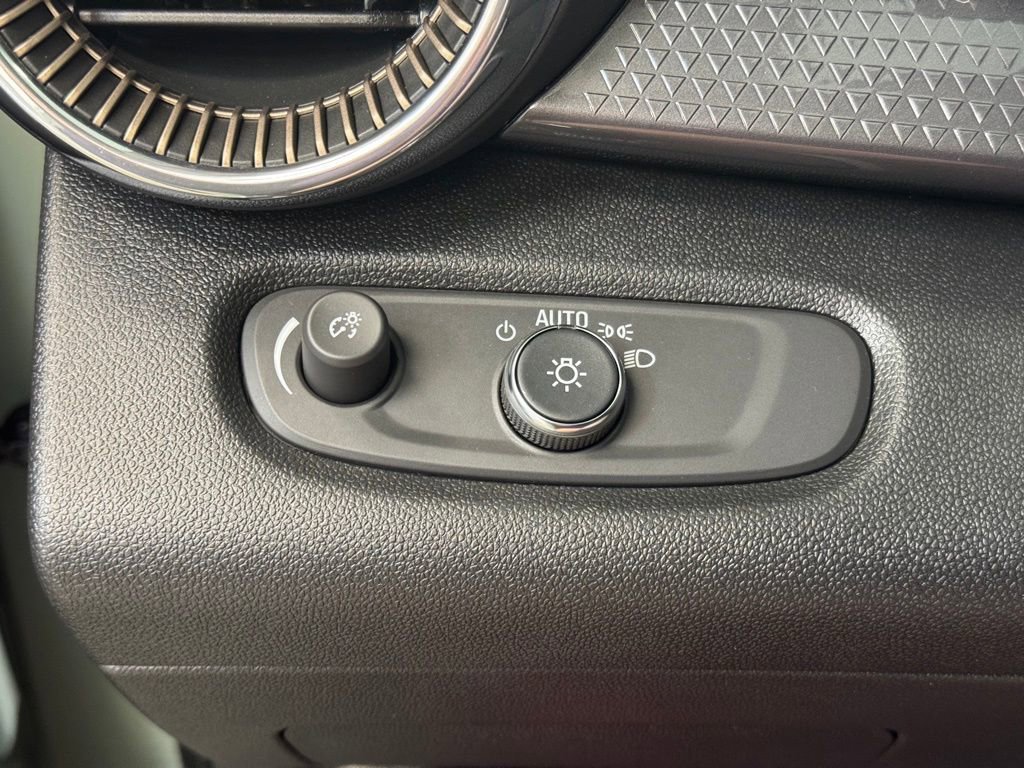 Used 2025 Chevrolet Trax ACTIV w/ Sunroof Package image 28