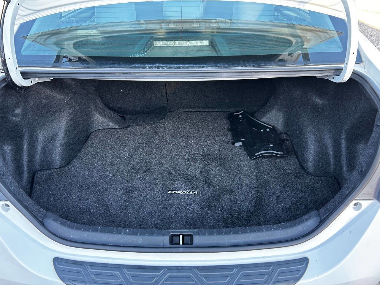 Used 2018 Toyota Corolla LE w/ Carpet Mat Package (TMS) image 12