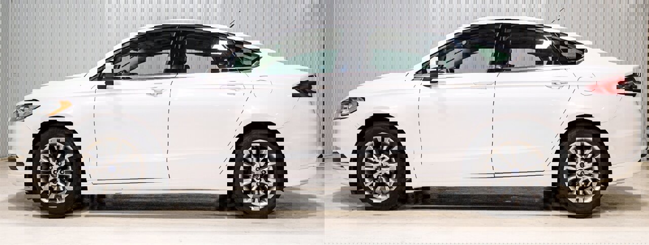 Used 2017 Ford Fusion SE w/ Fusion SE Technology Package image 2