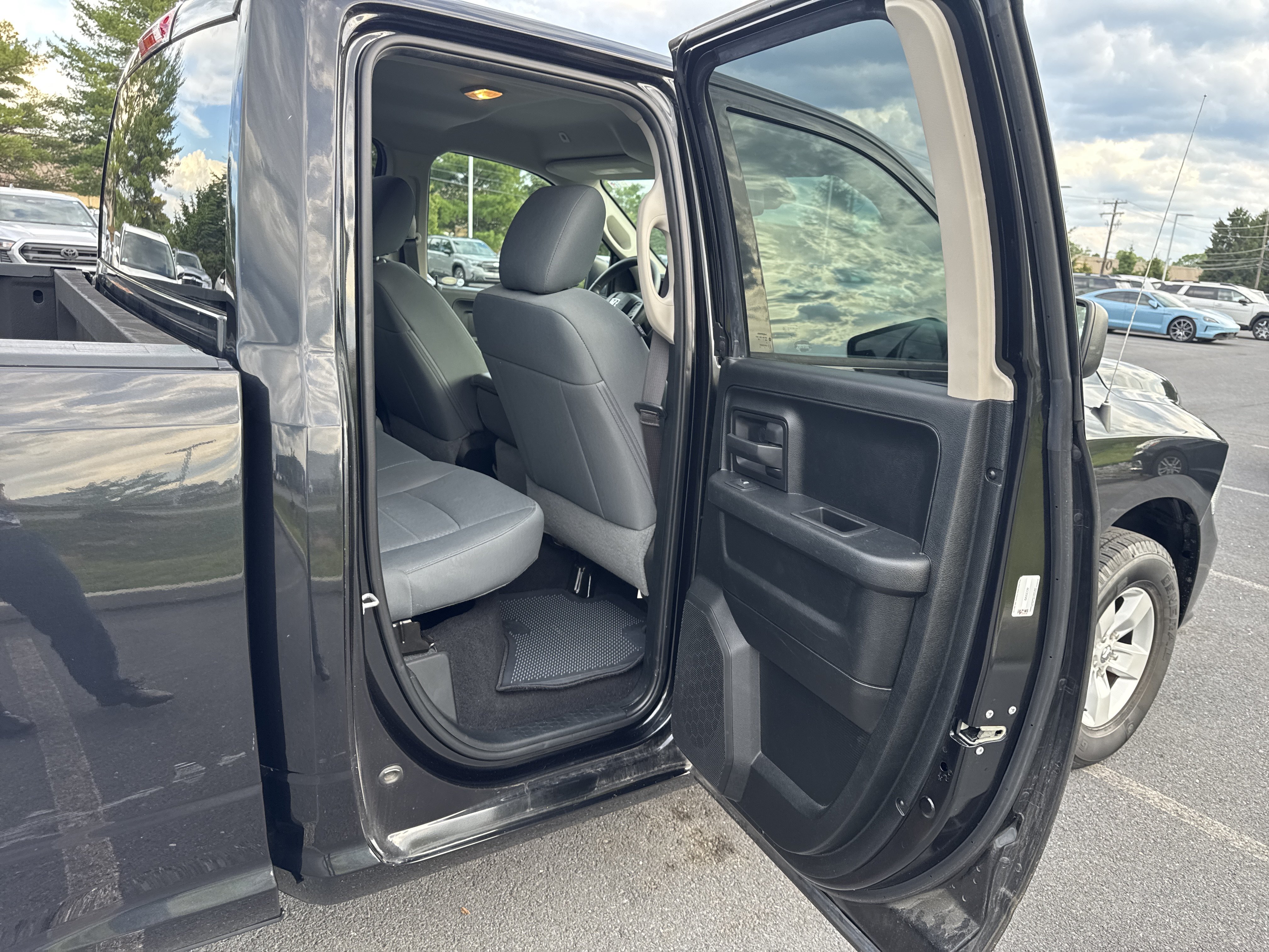 Used 2018 RAM 1500 Express AWD/4WD image 16