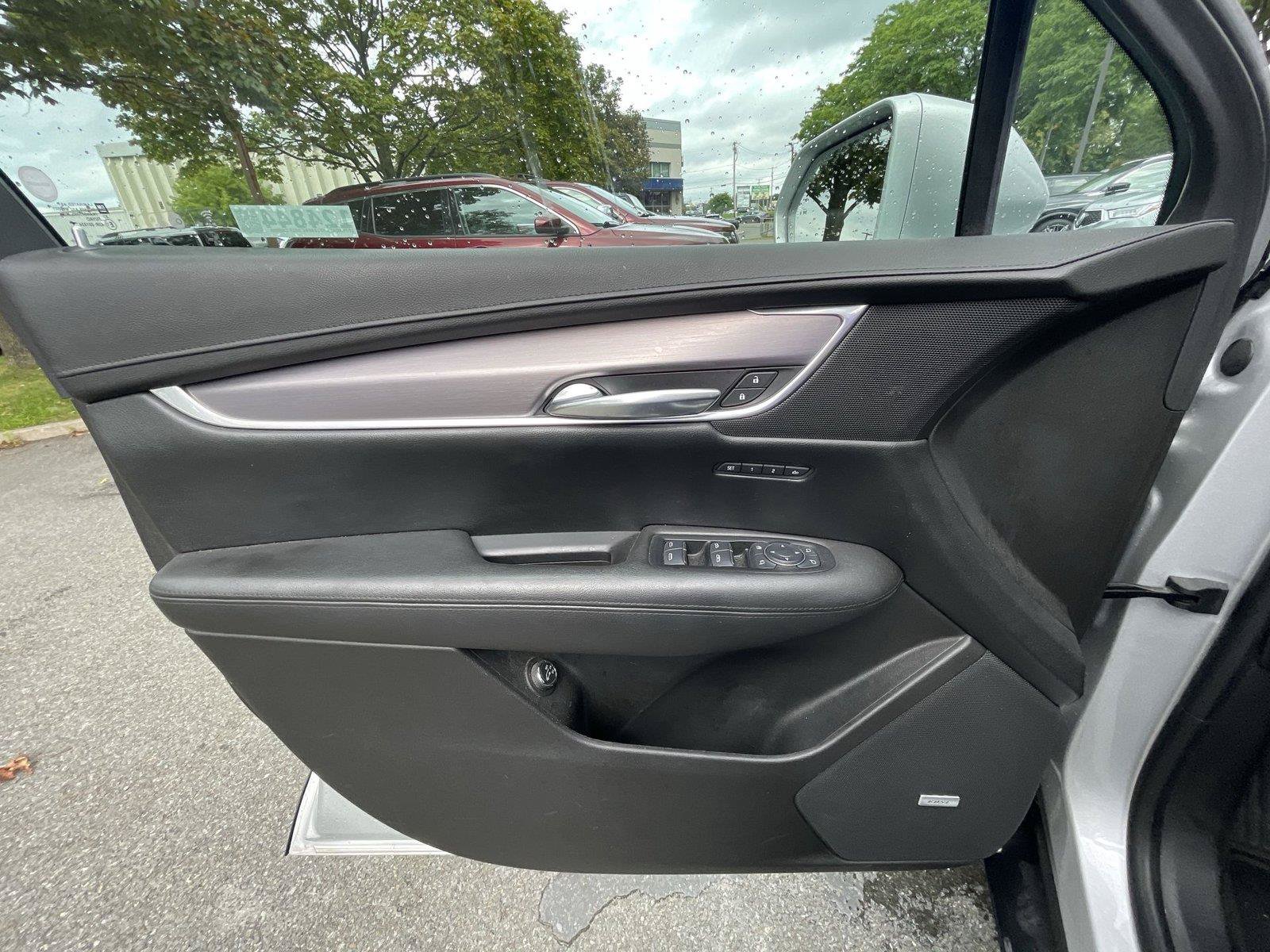 Used 2017 Cadillac XT5 Luxury w/ Driver Awareness Package AWD/4WD image 12