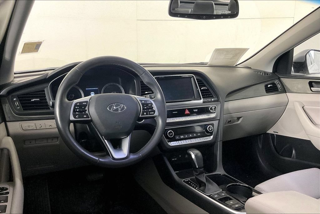 Used 2019 Hyundai Sonata Limited w/ Ultimate Package 02 FWD image 4