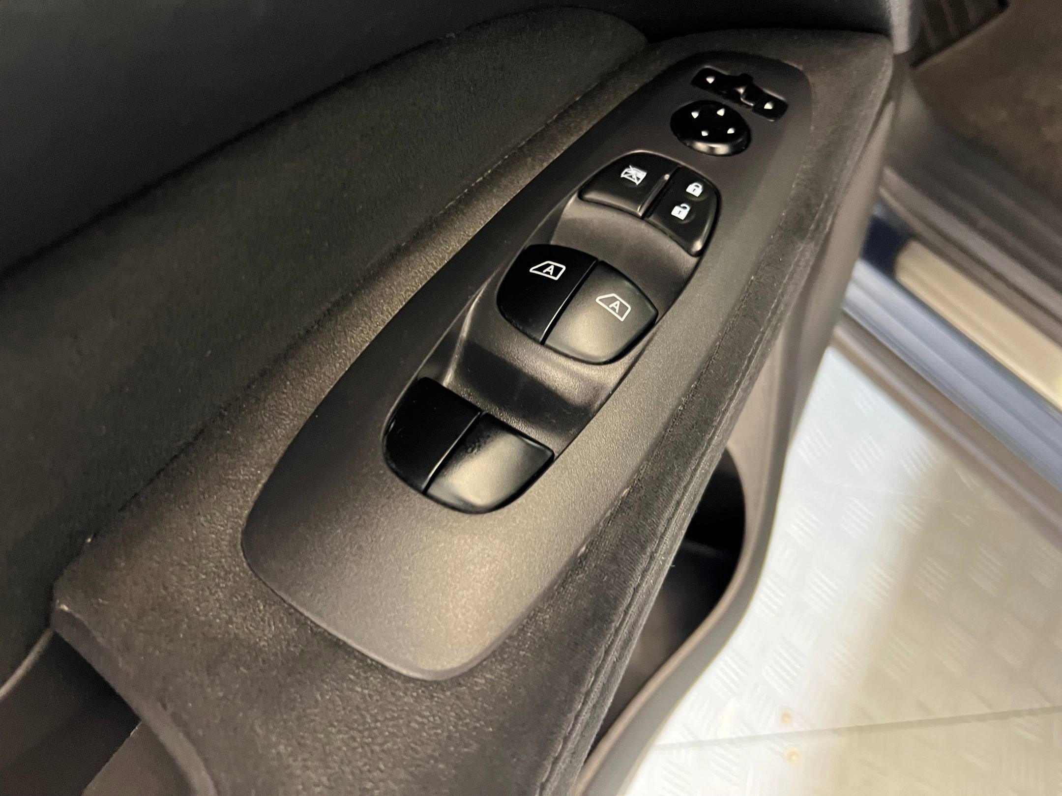 Used 2013 Nissan Pathfinder SV image 23