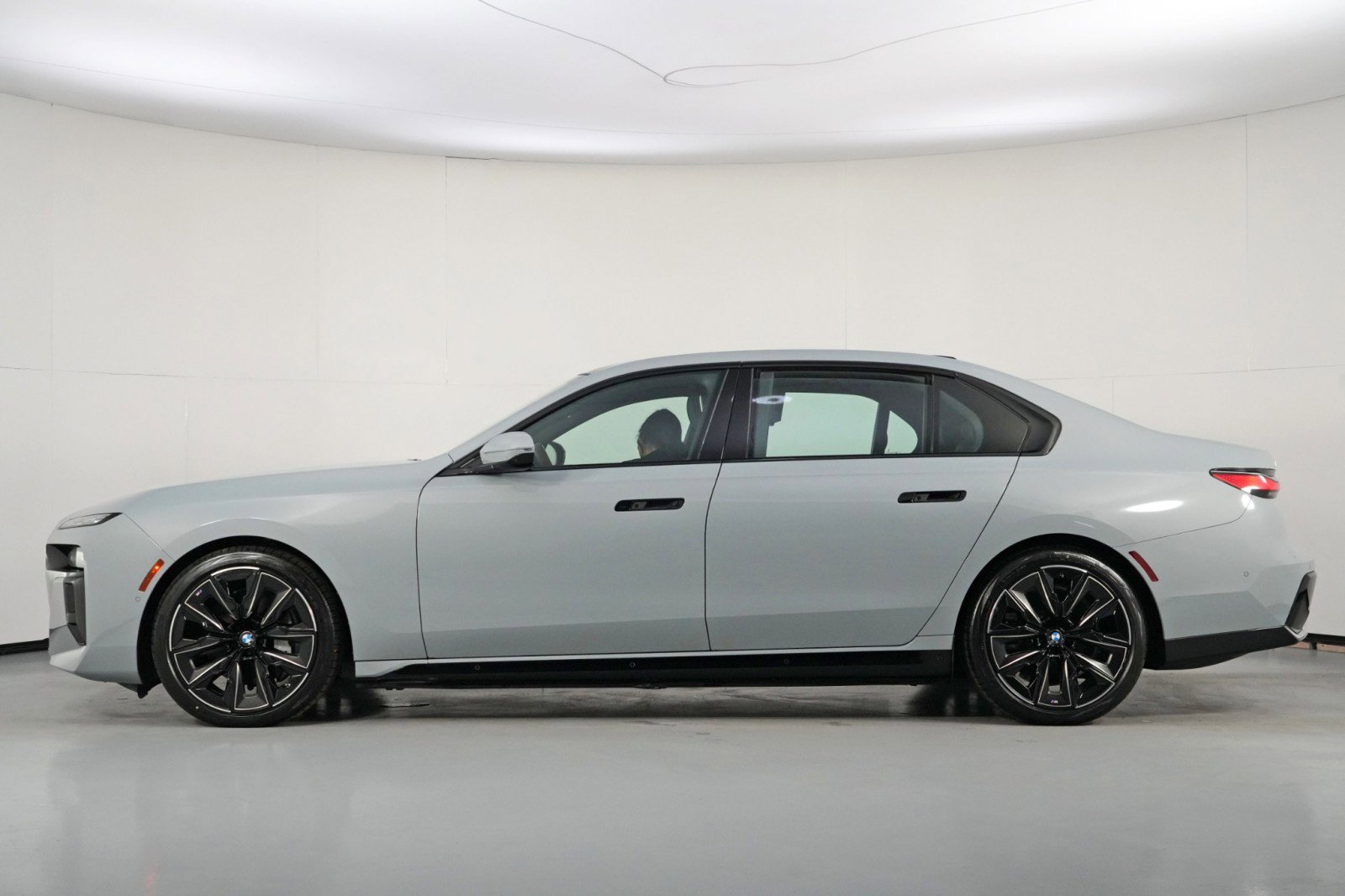 Used 2023 BMW i7 xDrive60 w/ Executive Package 2 AWD/4WD image 9
