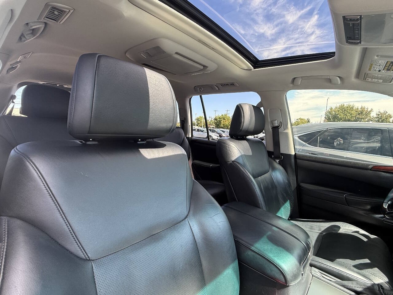 Used 2011 Lexus LX 570 4WD w/ Luxury Pkg w/Pre-crash image 30