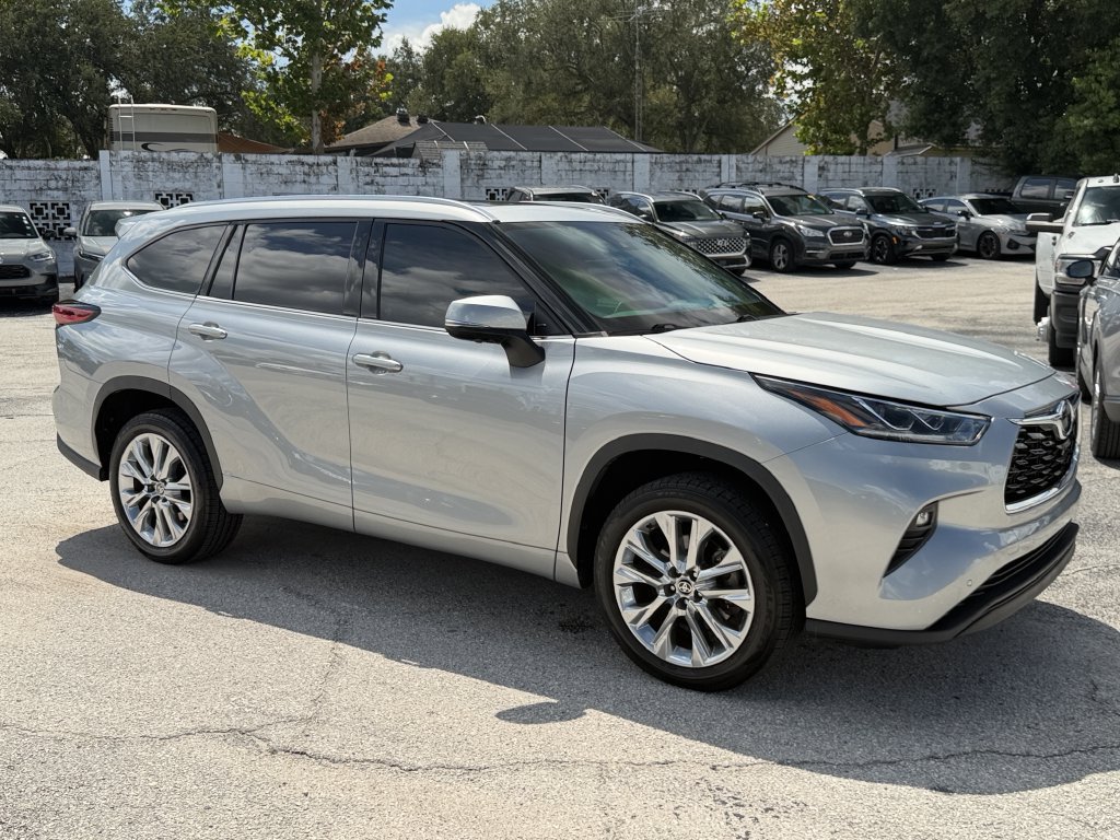 Used 2023 Toyota Highlander Limited FWD image 2