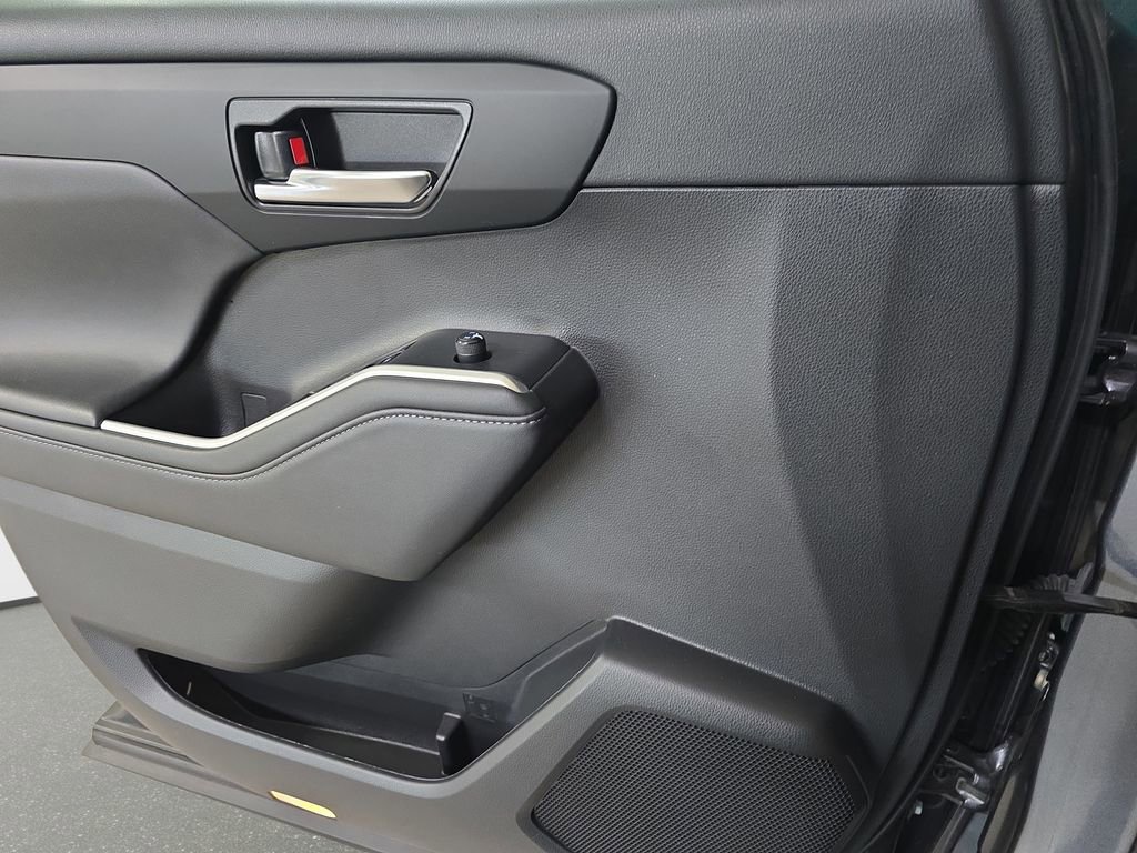 Used 2022 Toyota Highlander XLE image 25